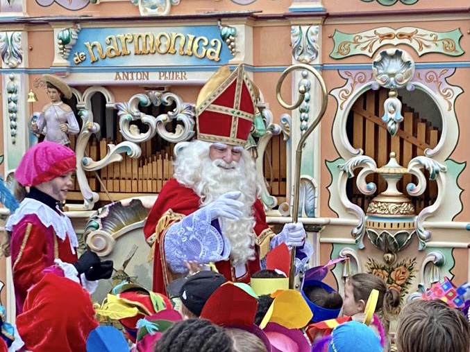 Sinterklaas komt op de muziek af! 