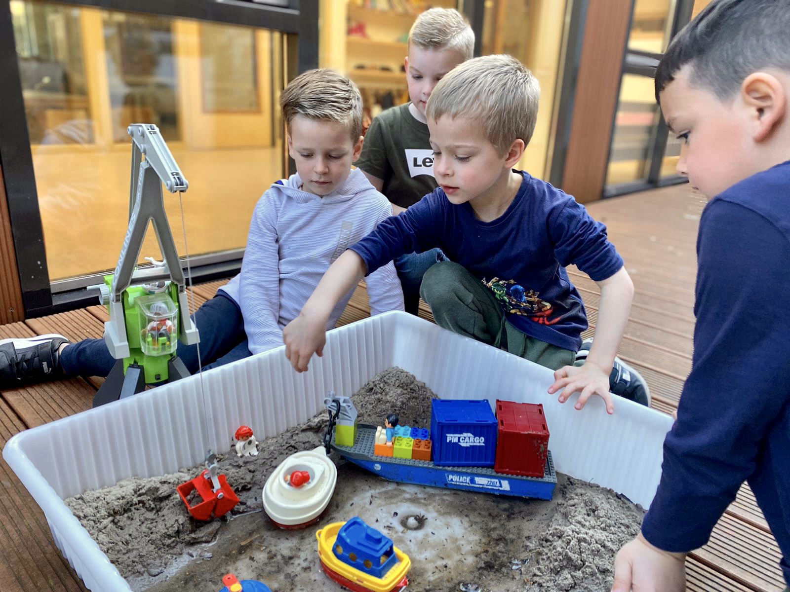 Kinderen zoeken oplossingen voor vastgelopen containerschip 