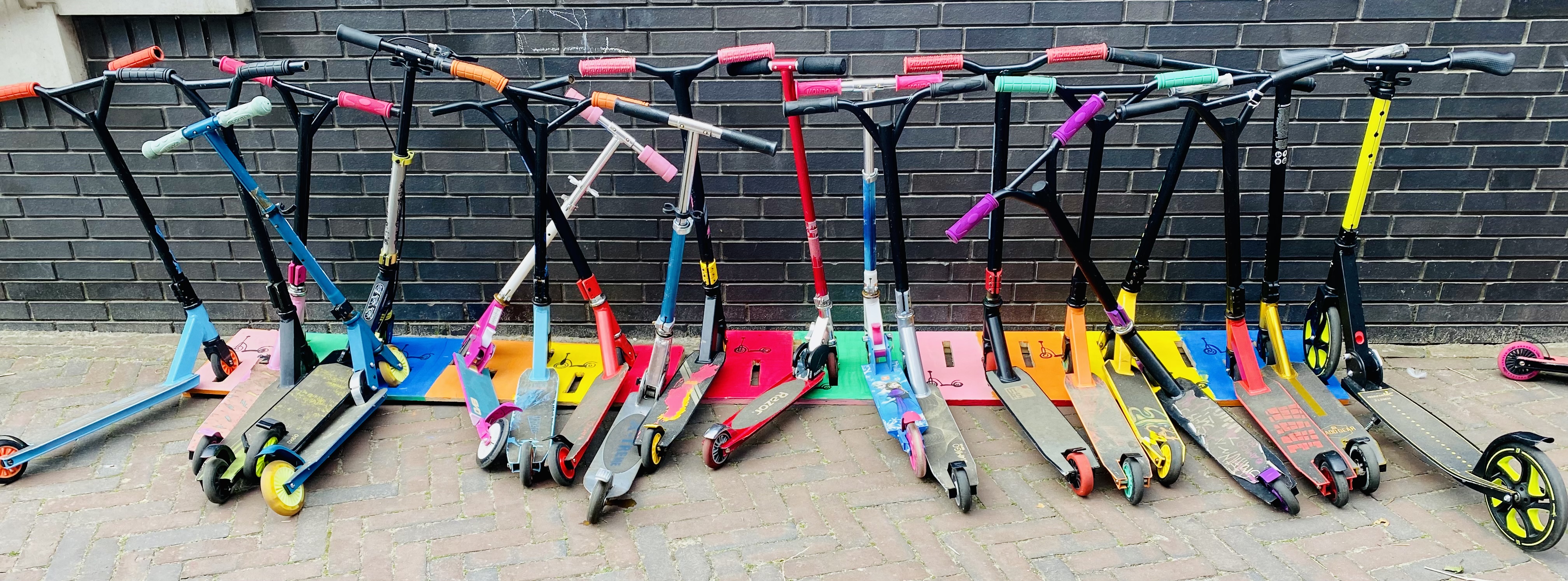 Conciërge en leerlingen maken stepstalling 