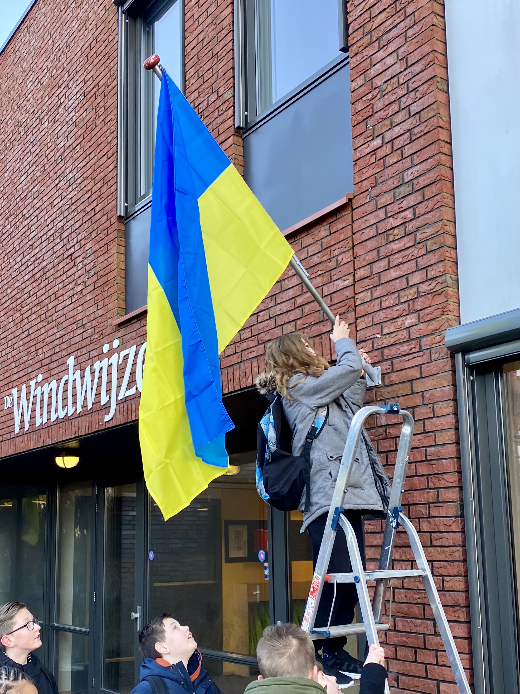 Leerlingen hangen de vlag uit voor Oekraïne