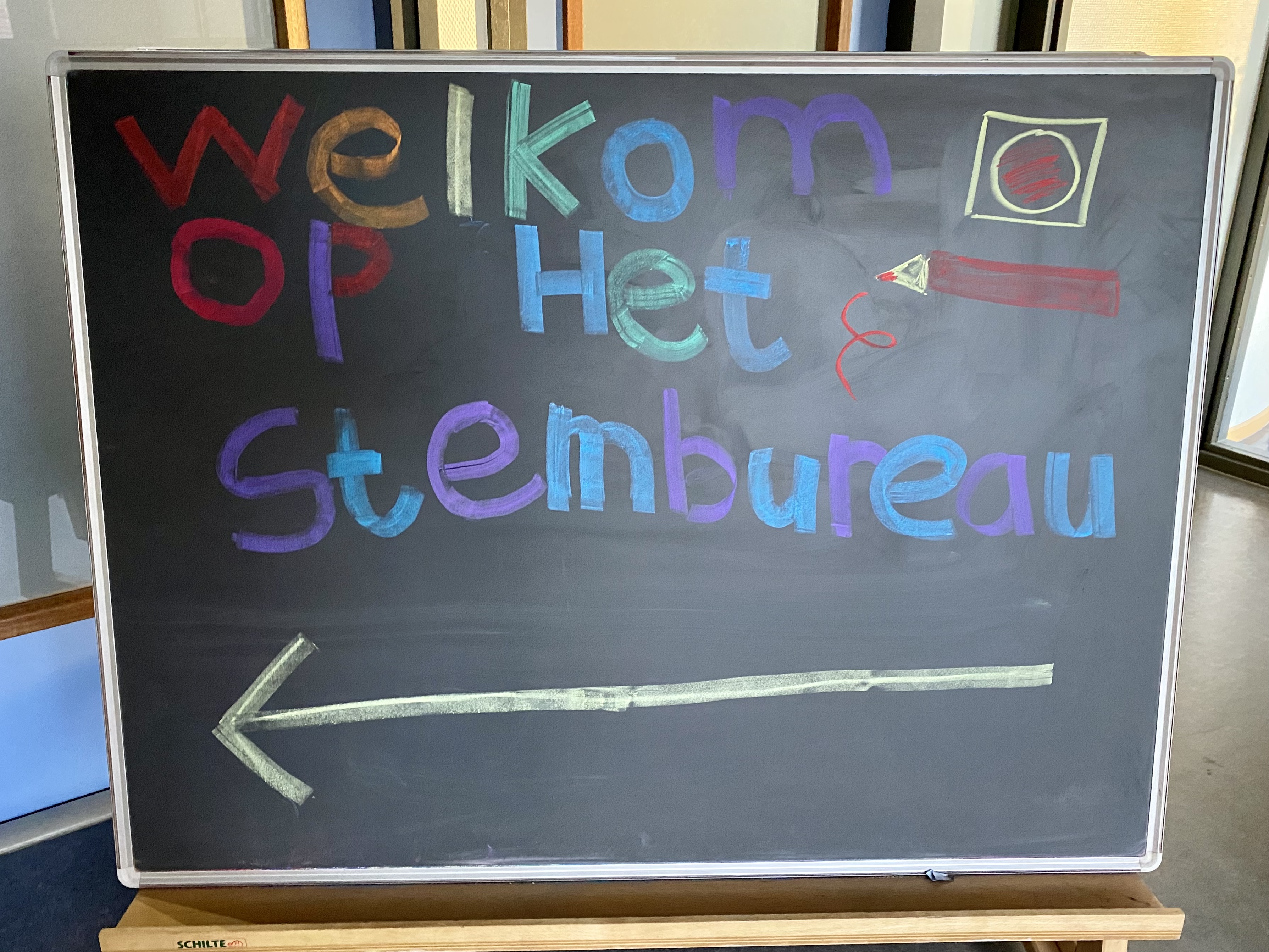 Leerlingen in stembureau ontvangen door wethouder Kos