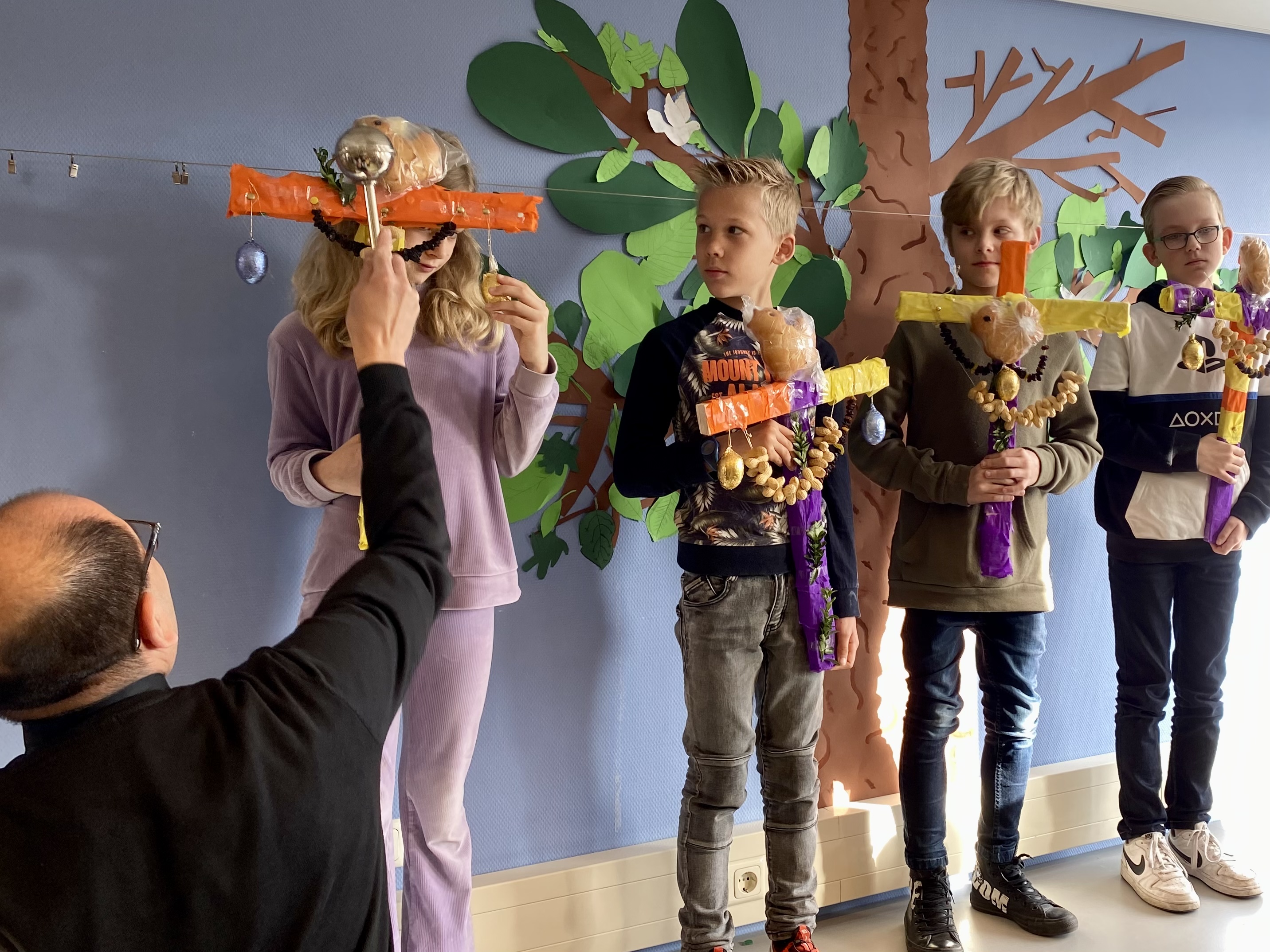 Kinderen brengen palmpaasstokken naar Lyceumhof 