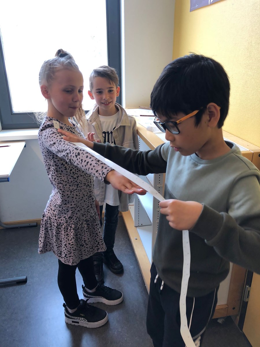 Leerlingen middenbouw 'onderzoeken' het menselijk lichaam