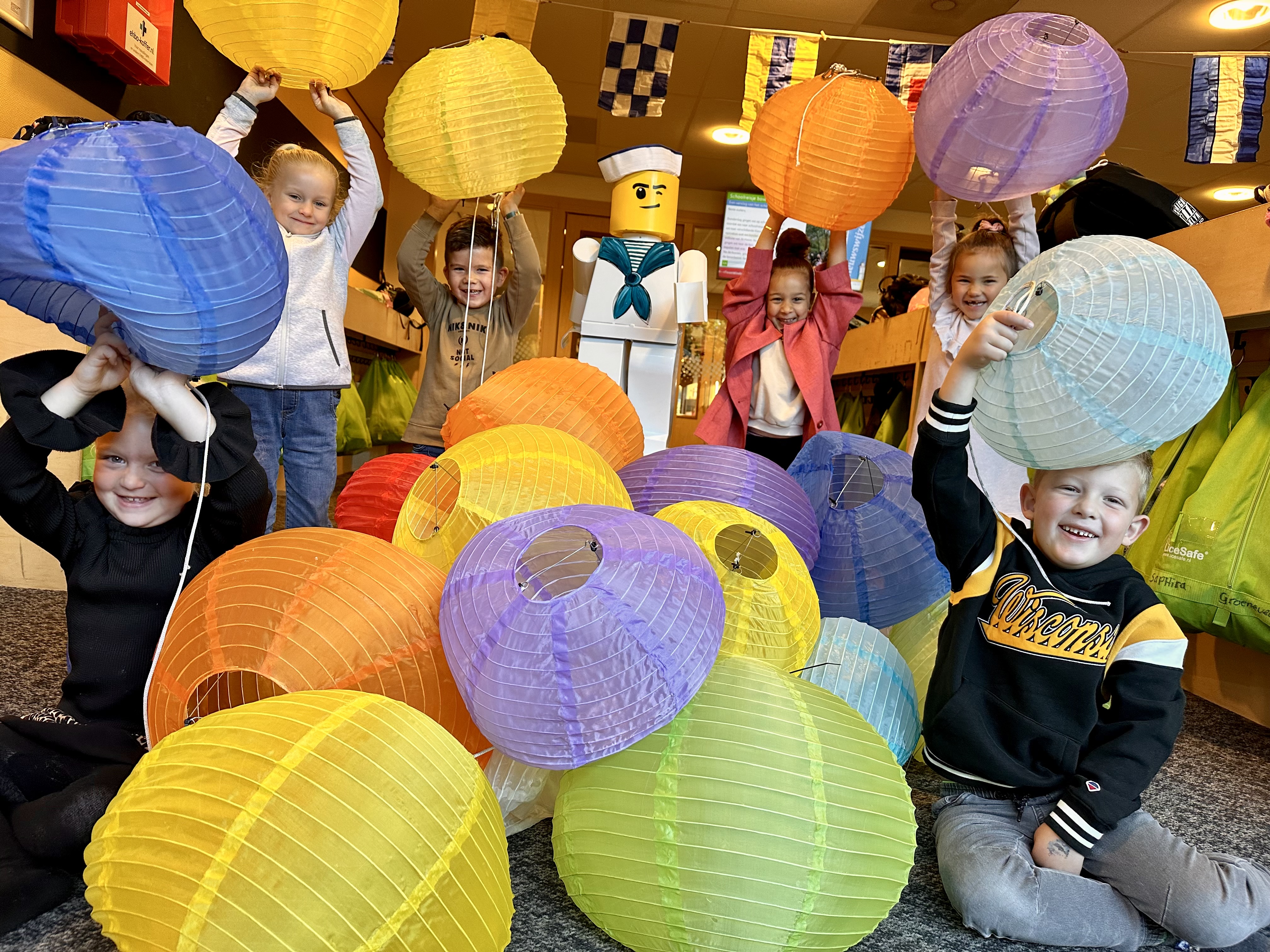 Helderse ondernemers schenken feestlampions aan De Windwijzer