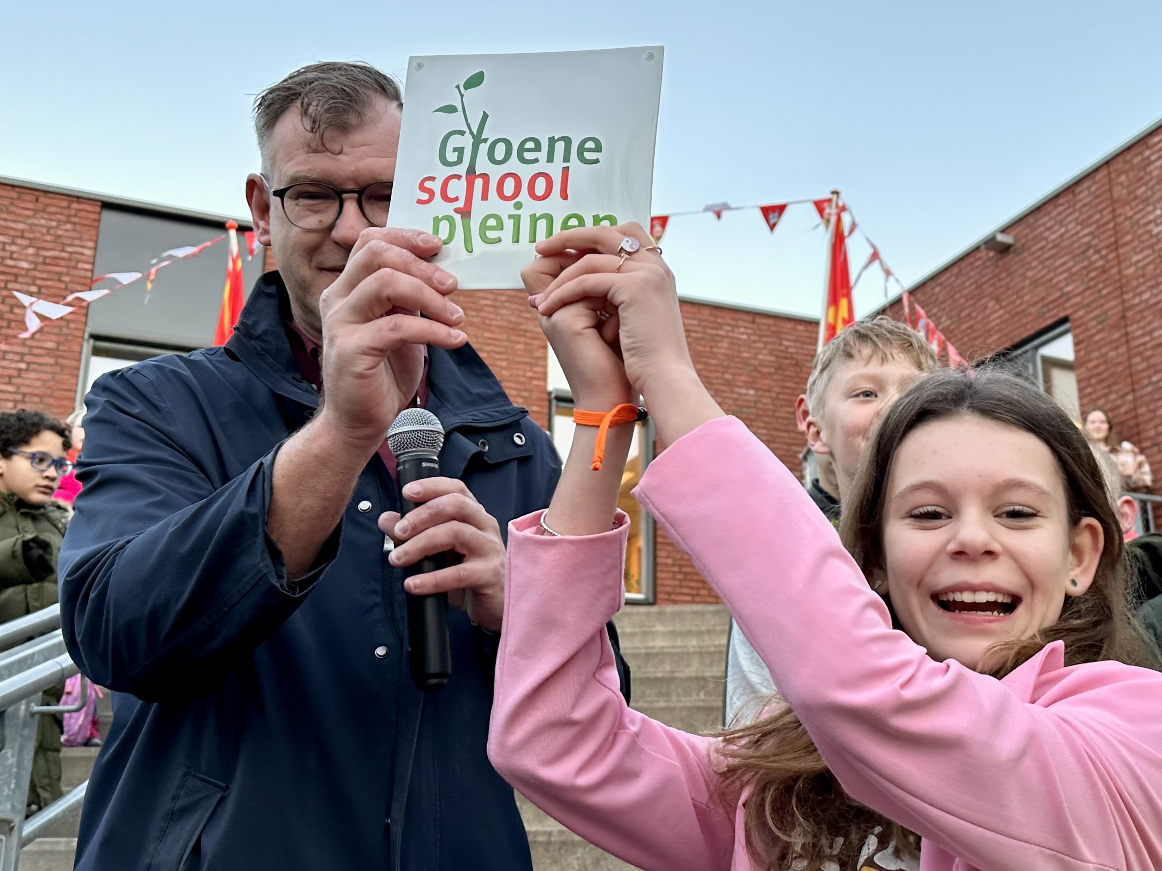 Leerlingen ontvangen vignet ‘groene schoolpleinen’ 