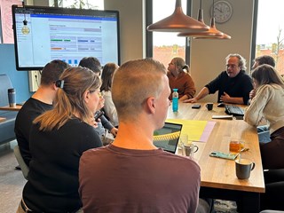 B756E606-D8FB-4FF9-B437-51558CB2A2A2