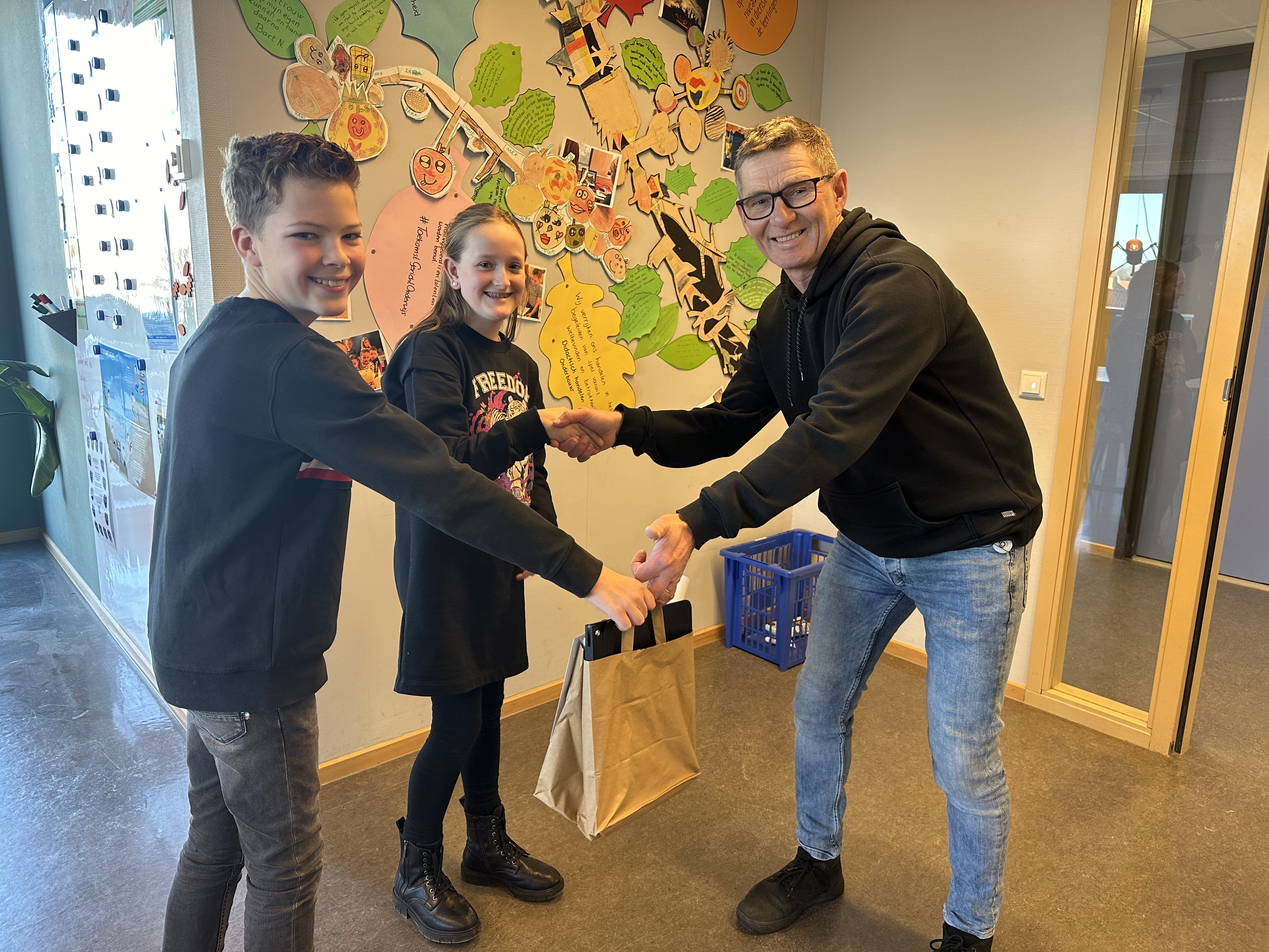 Gemeente reikt lespakket zwerfafval uit over zwerfafval