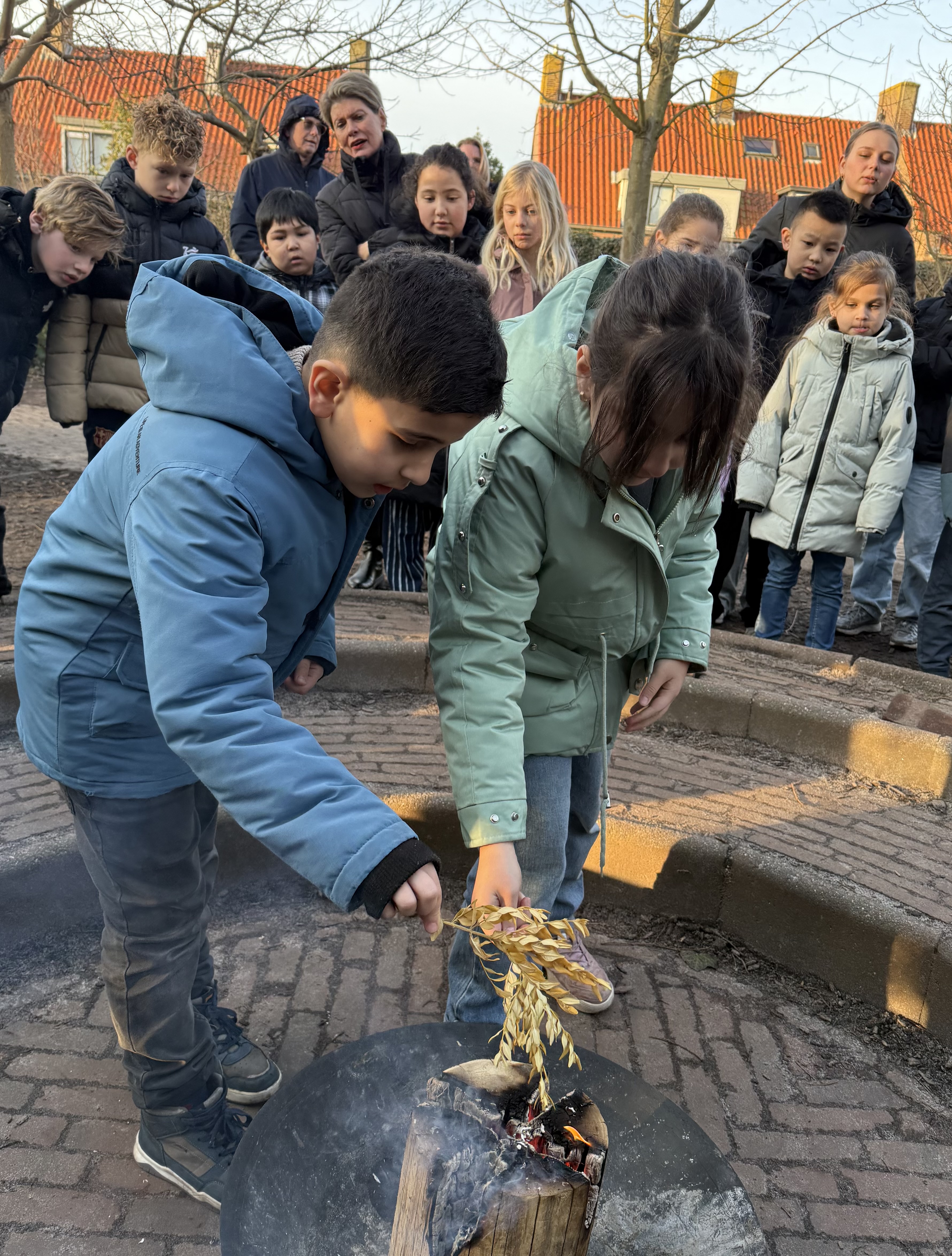 Tijd van bezinnen en minderen: verbranden palmtakjes