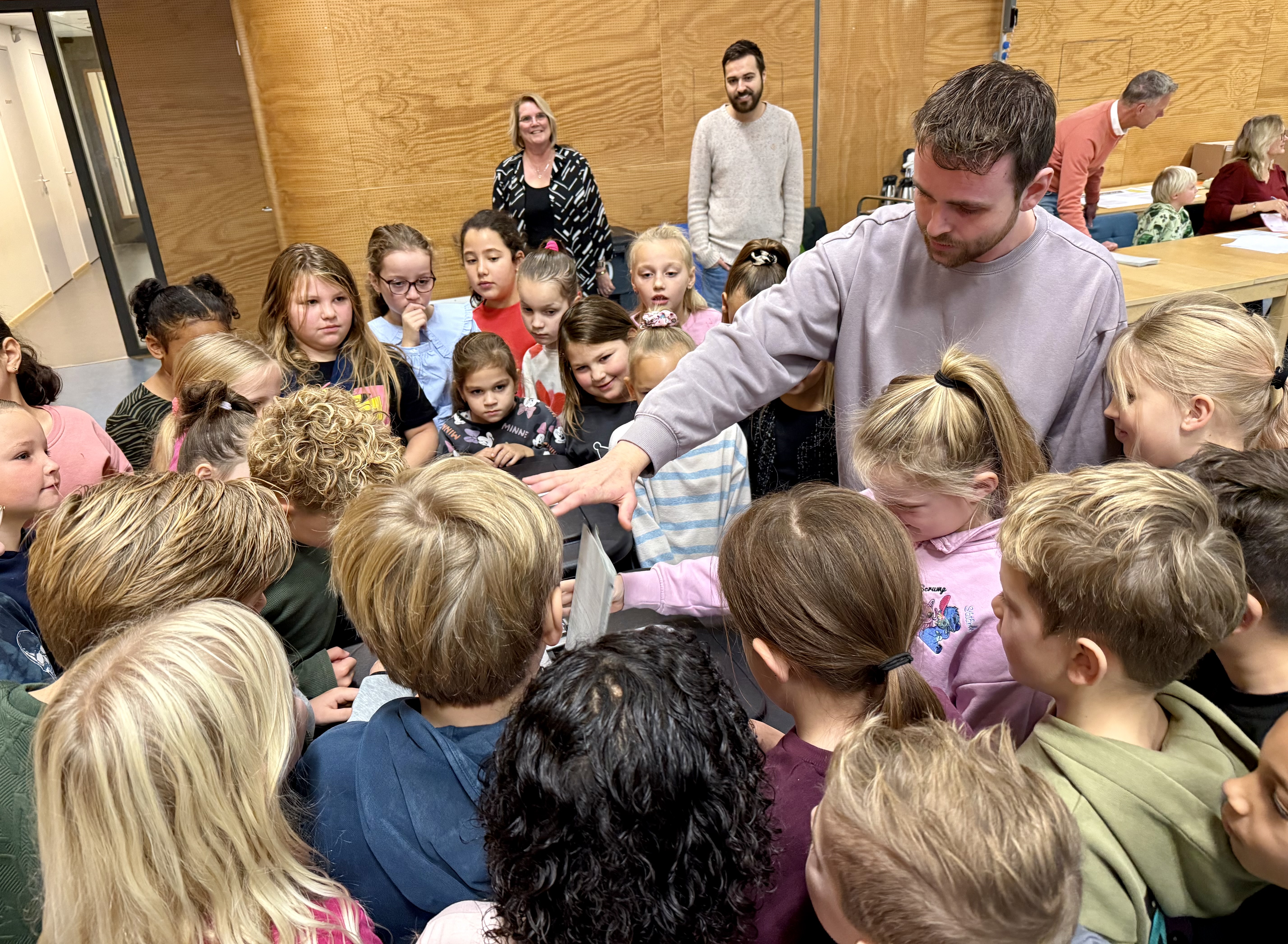 Leerlingen  proeven van democratie: Hulp bij het Stembureau!