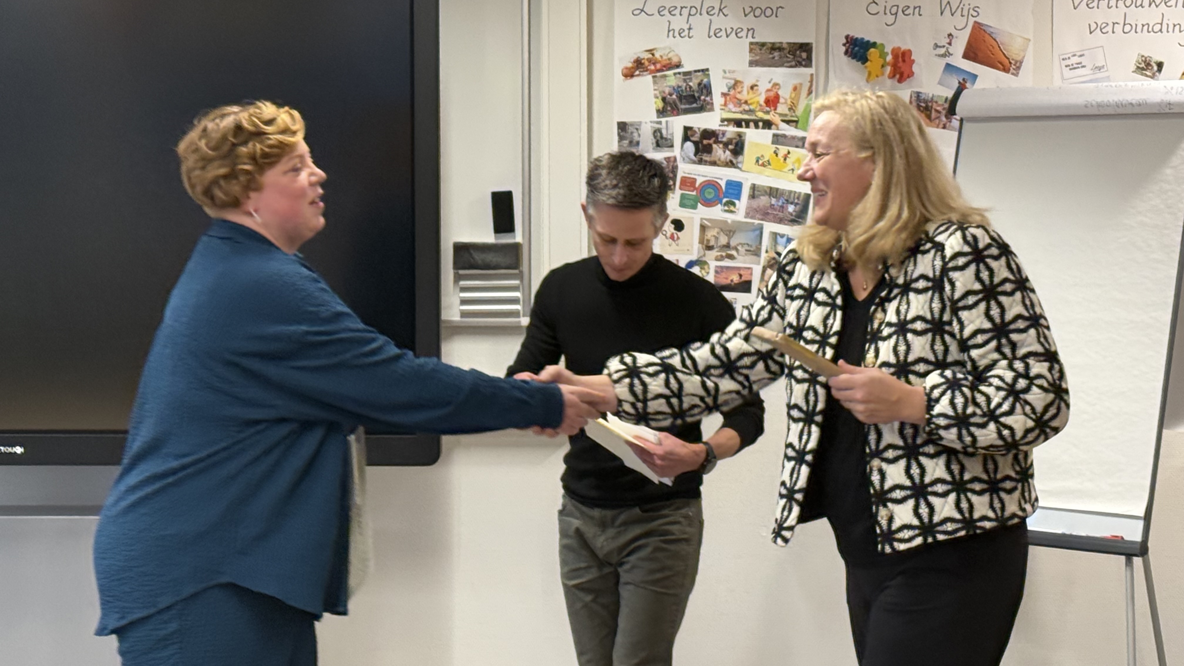 Nadja Nieuwbuurt geslaagd voor leergang burgerschap